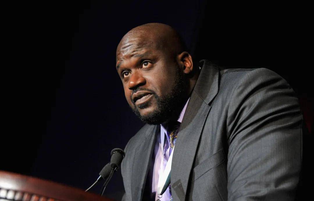 看巴萨被布鲁日进了三个球，想笑了。（目睹布鲁日对巴萨连下三城，我忍俊不禁）