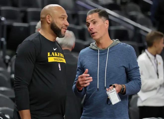 字母哥谈七连败：任何人不该只打着自己的小算盘，必须专注赢球（字母哥谈七连败：没人该只顾小算盘，必须把赢球放第一）