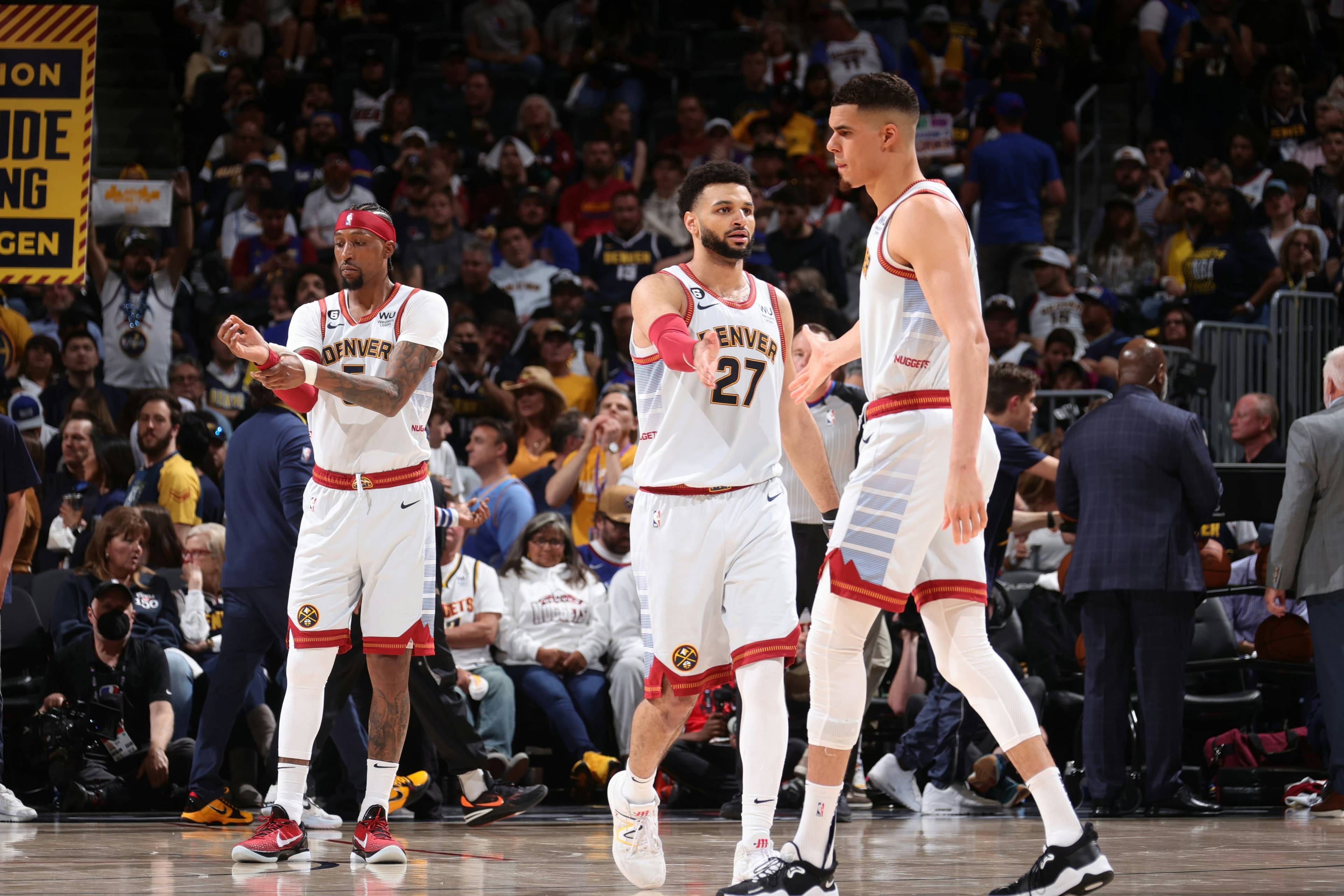 切尔西球迷在看台高唱：拉明-亚马尔，你就是一坨＊（切尔西球迷看台高唱不雅口号，嘲讽拉明-亚马尔）