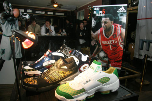 亚特兰大0-3萨索洛遭遇联赛7轮不胜，贝拉尔迪两射一传（萨索洛3-0完胜亚特兰大，后者联赛7轮不胜，贝拉尔迪两球一助）