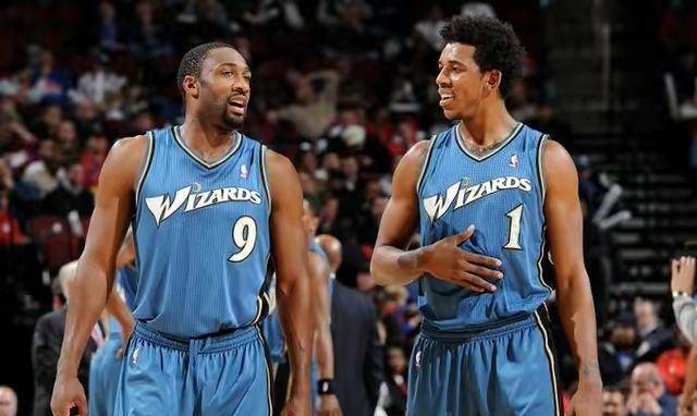 荷兰客战波兰：范戴克、廷贝尔、加克波首发，莱万出战（波兰主场迎战荷兰：范戴克、廷贝尔、加克波首发，莱万出战）