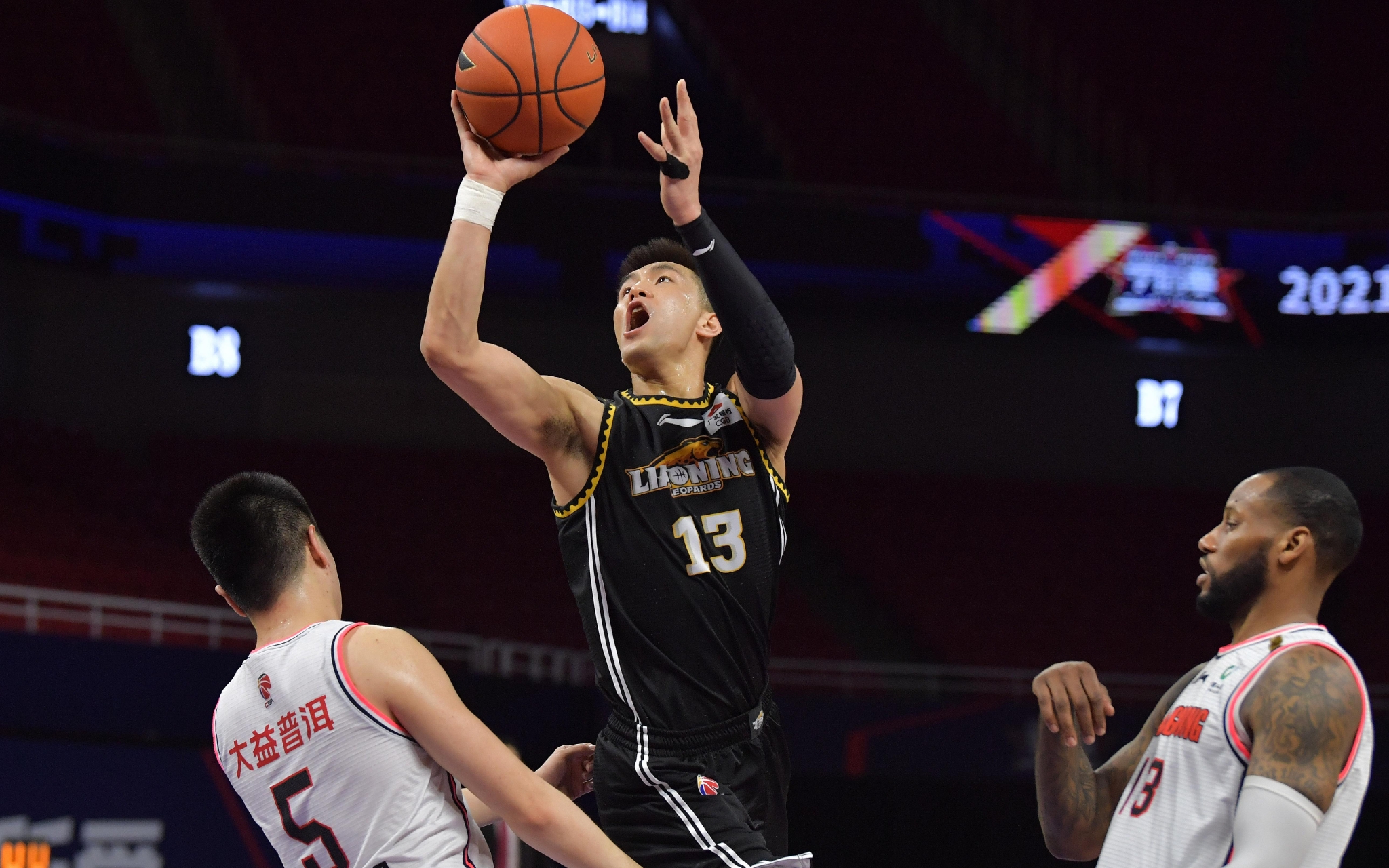 波神&杰伦·约翰逊半场联手31分，得分超全队一半（半场波神与杰伦·约翰逊合砍31分，占球队得分过半）